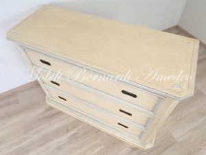 Cassettone e comodini in legno finitura laccata in vendita a prezzo scontato