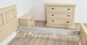 Cassettone e comodini in legno finitura laccata in vendita a prezzo scontato