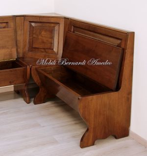 Panca ad angolo costruita artigianalmente su misura in legno massello per taverna o cucina