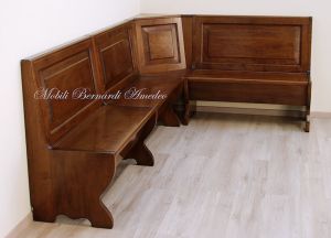 Panca ad angolo costruita artigianalmente su misura in legno massello per taverna o cucina