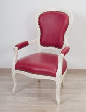 Poltrona con struttura in faggio massello stile classico finitura bianco anticato rivestita con vera pelle colore rosso