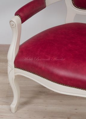 Poltrona con struttura in faggio massello stile classico finitura bianco anticato rivestita con vera pelle colore rosso