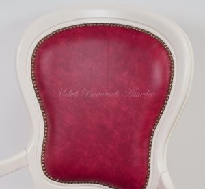Poltrona con struttura in faggio massello stile classico finitura bianco anticato rivestita con vera pelle colore rosso