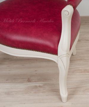 Poltrona con struttura in faggio massello stile classico finitura bianco anticato rivestita con vera pelle colore rosso