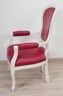 Poltrona con struttura in faggio massello stile classico finitura bianco anticato rivestita con vera pelle colore rosso