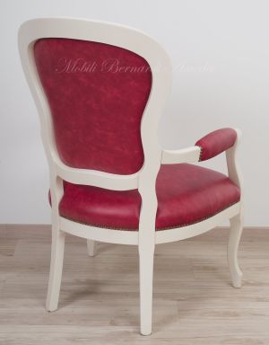 Poltrona con struttura in faggio massello stile classico finitura bianco anticato rivestita con vera pelle colore rosso