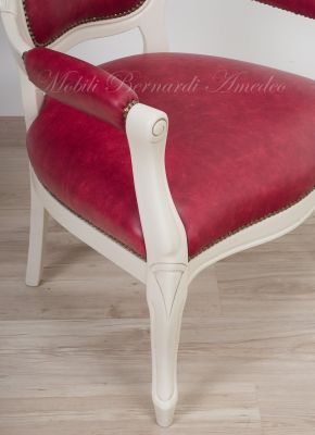Poltrona con struttura in faggio massello stile classico finitura bianco anticato rivestita con vera pelle colore rosso