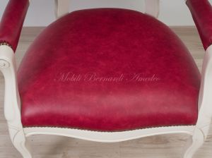 Poltrona con struttura in faggio massello stile classico finitura bianco anticato rivestita con vera pelle colore rosso
