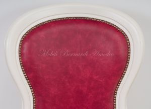 Poltrona con struttura in faggio massello stile classico finitura bianco anticato rivestita con vera pelle colore rosso