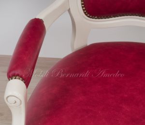 Poltrona con struttura in faggio massello stile classico finitura bianco anticato rivestita con vera pelle colore rosso