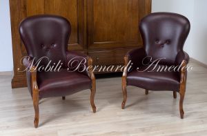 Poltrona imbottita e rivestita in pelle rosso scuro