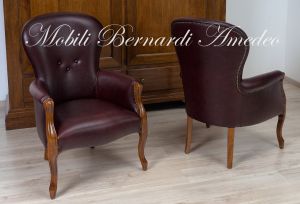 Poltrona imbottita e rivestita in pelle rosso scuro