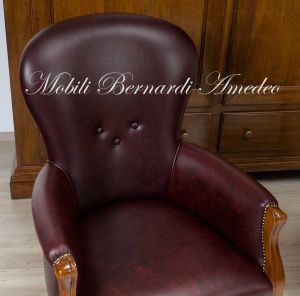 Poltrona imbottita e rivestita in pelle rosso scuro