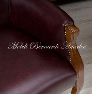 Poltrona imbottita e rivestita in pelle rosso scuro