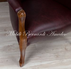 Poltrona imbottita e rivestita in pelle rosso scuro