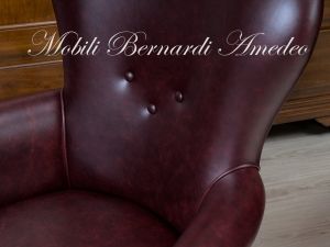 Poltrona imbottita e rivestita in pelle rosso scuro