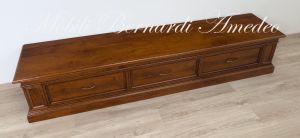 Mobile basso porta Tv in stile classico costruito in noce con 3 cassetti arte povera