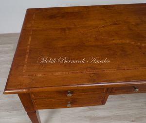 Scrivania da studio o ufficio in stile classico costruita in legno massello di noce con 5 cassetti e intarsio