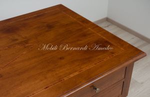 Scrivania da studio o ufficio in stile classico costruita in legno massello di noce con 5 cassetti e intarsio