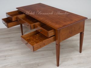 Scrivania da studio o ufficio in stile classico costruita in legno massello di noce con 5 cassetti e intarsio