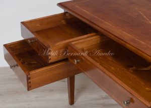 Scrivania da studio o ufficio in stile classico costruita in legno massello di noce con 5 cassetti e intarsio