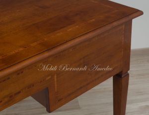 Scrivania da studio o ufficio in stile classico costruita in legno massello di noce con 5 cassetti e intarsio