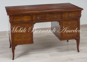 Scrivania classica con 7 cassetti realizzata utilizzando legno antico di ciliegio