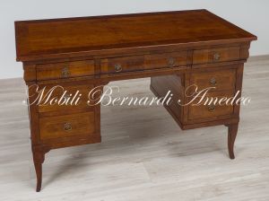 Scrivania classica con 7 cassetti realizzata utilizzando legno antico di ciliegio