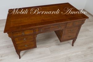 Scrivania classica con 7 cassetti realizzata utilizzando legno antico di ciliegio