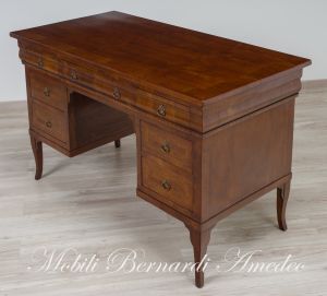 Scrivania classica con 7 cassetti realizzata utilizzando legno antico di ciliegio