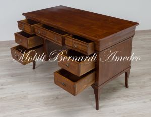 Scrivania classica con 7 cassetti realizzata utilizzando legno antico di ciliegio