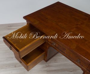 Scrivania classica con 7 cassetti realizzata utilizzando legno antico di ciliegio