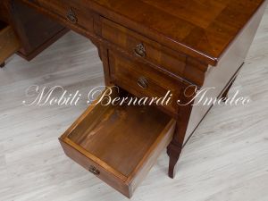 Scrivania classica con 7 cassetti realizzata utilizzando legno antico di ciliegio
