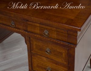 Scrivania classica con 7 cassetti realizzata utilizzando legno antico di ciliegio