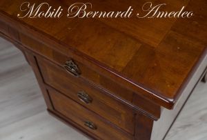 Scrivania classica con 7 cassetti realizzata utilizzando legno antico di ciliegio