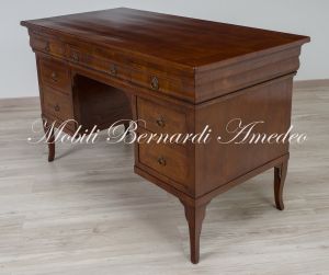 Scrivania classica con 7 cassetti realizzata utilizzando legno antico di ciliegio
