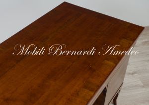 Scrivania classica con 7 cassetti realizzata utilizzando legno antico di ciliegio
