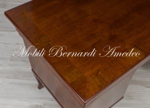 Scrivania classica con 7 cassetti realizzata utilizzando legno antico di ciliegio