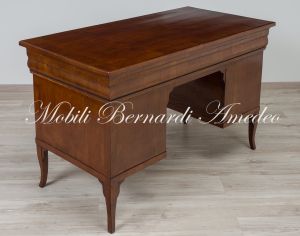 Scrivania classica con 7 cassetti realizzata utilizzando legno antico di ciliegio