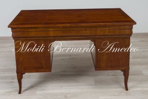 Scrivania classica con 7 cassetti realizzata utilizzando legno antico di ciliegio