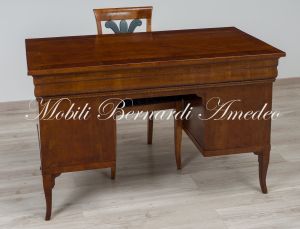 Scrivania classica con 7 cassetti realizzata utilizzando legno antico di ciliegio