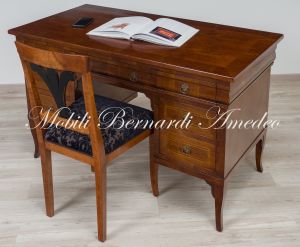 Scrivania classica con 7 cassetti realizzata utilizzando legno antico di ciliegio