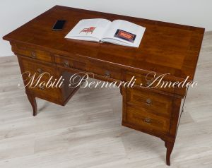 Scrivania classica con 7 cassetti realizzata utilizzando legno antico di ciliegio