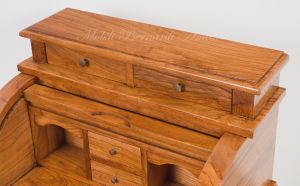 Piccolo scrittoio con serranda costruito interamente in legno di ulivo
