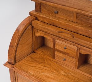 Piccolo scrittoio con serranda costruito interamente in legno di ulivo