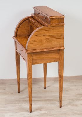 Piccolo scrittoio con serranda costruito interamente in legno di ulivo