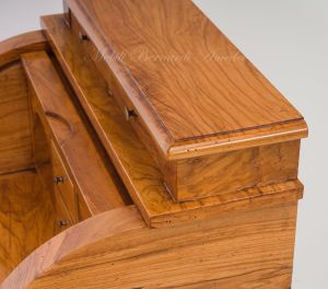 Piccolo scrittoio con serranda costruito interamente in legno di ulivo