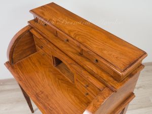 Scrittoio costruito artigianalmente in legno di ulivo con serrandina e cassetti