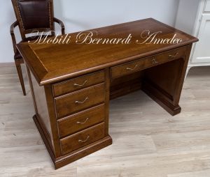Scrivania classica in legno massello di noce con cassettiera laterale