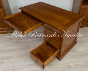 Scrivania in legno di noce stile classico aperta nello schienale e con cassettiera in un lato